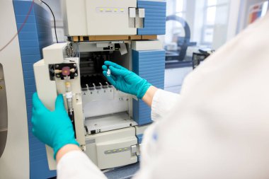 Eczacı, Coronavirüs 'e karşı aşı geliştiren bilim adamı, covid 2019, virüs salgını konsepti