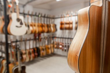 Modern, ahşap gitara yakın, enstrüman dükkanına bakan, müzik enstrümanı konsepti