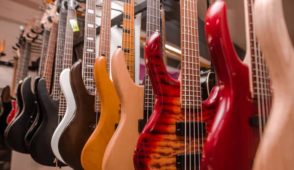 Close-up van elektrische gitaren op rij in grote instrumentenwinkel, muziekinstrumentaal concept — Stockfoto
