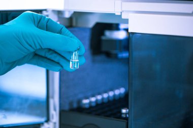 Eczacı, bilim adamı kromatografik testler için bazı örnekler ekliyor, eczane endüstriyel konsepti