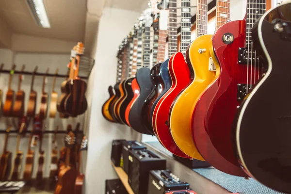 Büyük bir enstrüman dükkanında arka arkaya elektro gitarları kapat, müzik enstrümanı konsepti