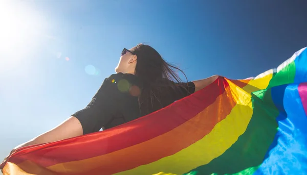 Leszbikus nő meleg büszkeséggel, szivárvány zászló, LMBTQ háttér extra fénymásoló hellyel, LMBTQ koncepció — Stock Fotó