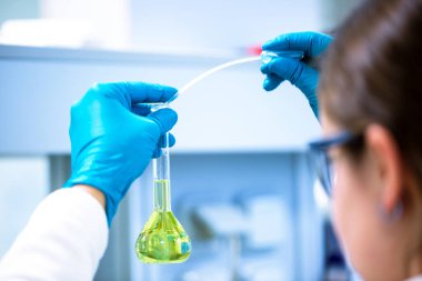 Bilimsel araştırmaları yürüten profesyonel kadın kimyager bir laboratuvar, endüstriyel konsept