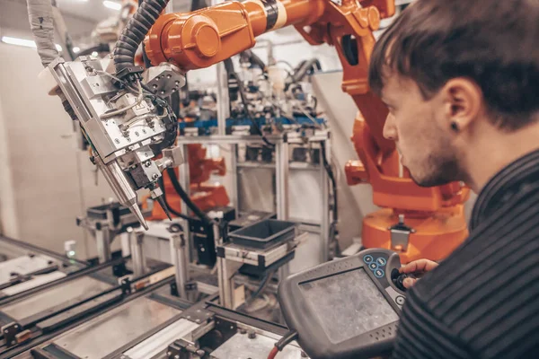 Engenheiro, técnico que trabalha com robô automático em automotivo industrial, fábrica inteligente, local de trabalho automatizado — Fotografia de Stock