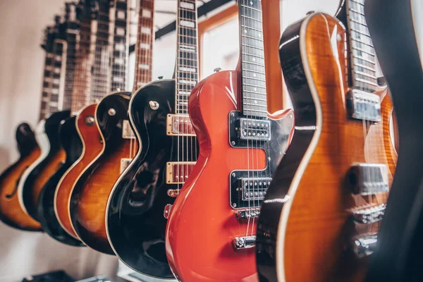 Primer plano de la guitarra eléctrica profesional en una fila en la tienda de instrumentos, concepto instrumental — Foto de Stock