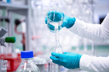 Laboratuvarda bilimsel araştırmalar yapan profesyonel kadın kimyacı, endüstriyel kimya kavramı.
