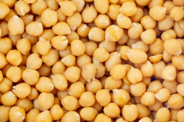 Taze nohutlar arka planda, baklagilde, yiyecek konseptinde izole edilmiş.