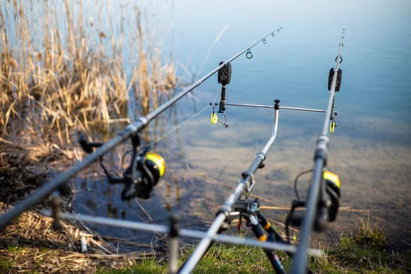 Close-up van het rek met hengels bij het meer, visser wachten op zoetwatervis, vissen achtergrond, hengelen sport — Stockfoto