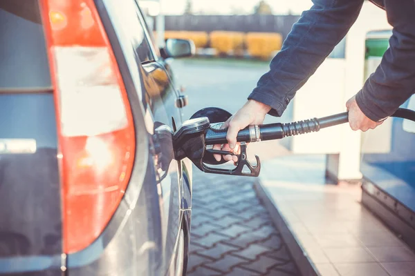 Заправка автомобиля при низких тарифах на топливо, ценах на топливо, транспортной концепции — стоковое фото
