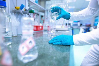 Bir araştırma, deneyler ve kimyacı yapan bir laboratuar bilimcisi, örnekleri petri kabında, kimya konseptinde düzenliyor.