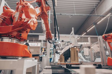 Otomotiv endüstrisindeki otomatik robot silahlarının kapatılması, bir araba için fabrika yapımı farlar, endüstriyel konsept