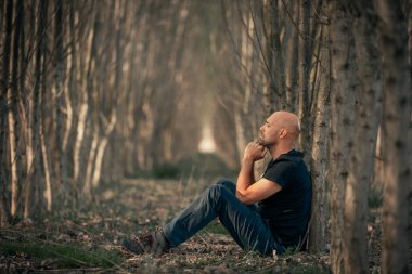 Depresyonlu bir adam hayatında zorlu bir dönemden geçiyor, zihinsel yorgunluk, endişe ve tükenmişlik çekiyor.