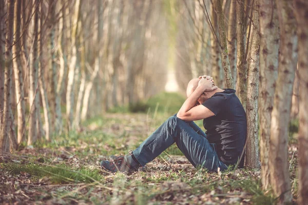 Sentado homem com depressão passando por um período difícil em sua vida, sofrendo de exaustão mental, ansiedade, esgotamento — Fotografia de Stock