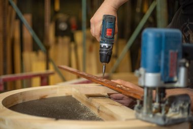 Joinery konsepti, marangozluk ve mobilya yapımı, marangozluk atölyesinde marangozluk işi, endüstriyel konsept