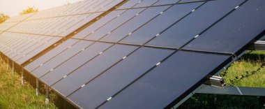 Enerji güneş paneli istasyonu, fotovoltaik modüller, yenilenebilir enerji için alternatif elektrik kaynağı, güneş çiftliği