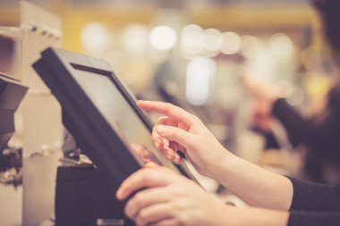 Genç kadın elleri sayıyor, indirime giriyor, dokunmatik ekran kasasına satıyor, POS, finans kavramı