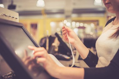 Satıcı, tezgahtar, makbuz basan kız, müşteri faturası, satış süresi, indirim süresi, finans konsepti