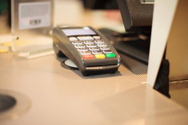Büyük alışveriş merkezinde ödeme terminali, finans konsepti