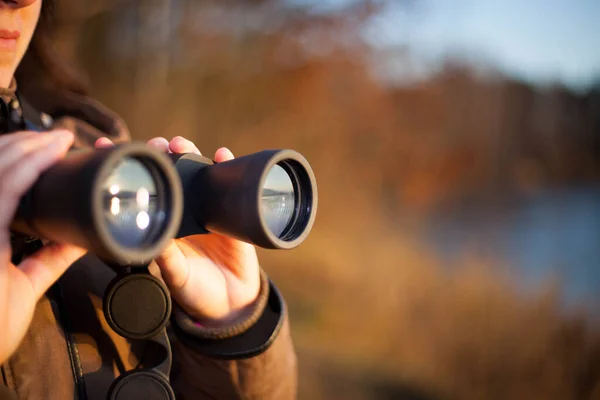 Söt ung kvinna som tar hand om några djur med svart teleskop i stora naturreservat, ornitologi vetenskap — Stockfoto