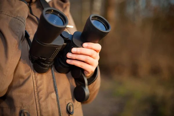 Söt ung kvinna som tar hand om några djur med svart teleskop i stora naturreservat, ornitologi vetenskap — Stockfoto