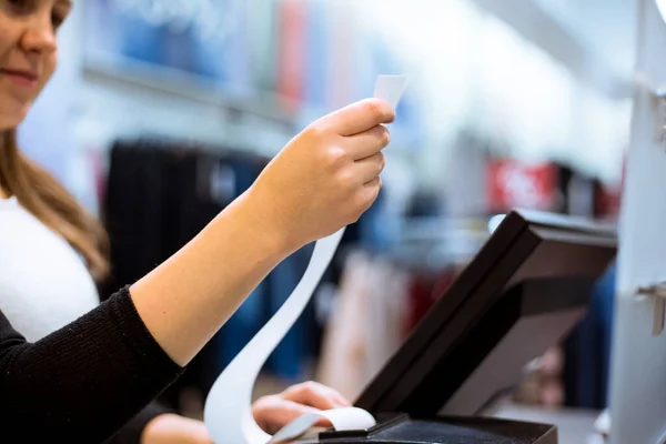 Jovem mulher mãos digitalizando, entrando desconto, venda em um recibo, caixa registradora touchscreen, POS, conceito de finanças — Fotografia de Stock