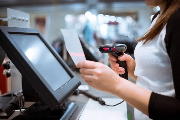 Jovem mulher mãos digitalizando, entrando desconto, venda em um recibo, caixa registradora touchscreen, POS, conceito de finanças — Fotografia de Stock