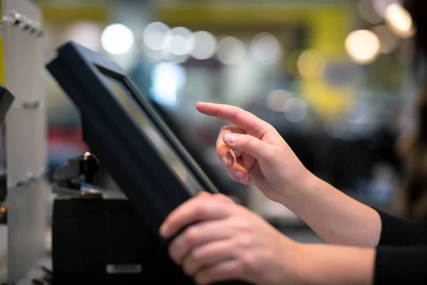 Jovem mão fazendo processo de pagamento em uma caixa registradora touchscreen, POS, conceito de finanças — Fotografia de Stock