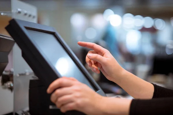 Молодая женщина рука делает процесс оплаты на сенсорном экране кассовый аппарат, POS, финансовая концепция — стоковое фото