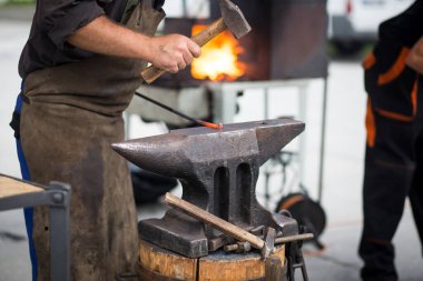 Demirci demircideki erimiş metali elle dövüyor. Havai fişeklerle, sanat eserleriyle.