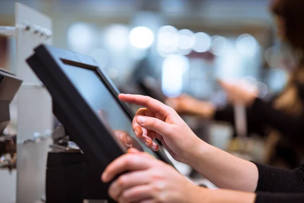 Young woman hand doing process payment on a touchscreen cash register, POS, finance concept — Stock Photo, Image