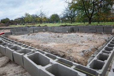 Evin temelleri, bitmemiş bungalov, kaba inşaat, yeni bir ev.