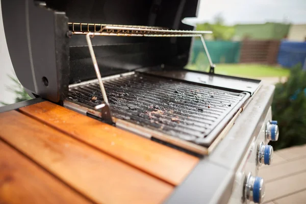 Grill moderno muito poluído após o verão grelhar, conceito de churrasqueira — Fotografia de Stock