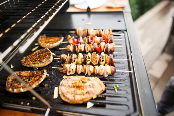 Gegrilltes frisches Fleisch und Gemüse auf dem Gasgrill, verzehrfertig, Lebensmittelkonzept — Stockfoto