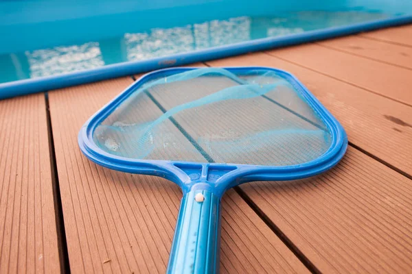 Setacci a mano, rete per sporcizia, scarico a bordo piscina, manutenzione, piscina — Foto Stock