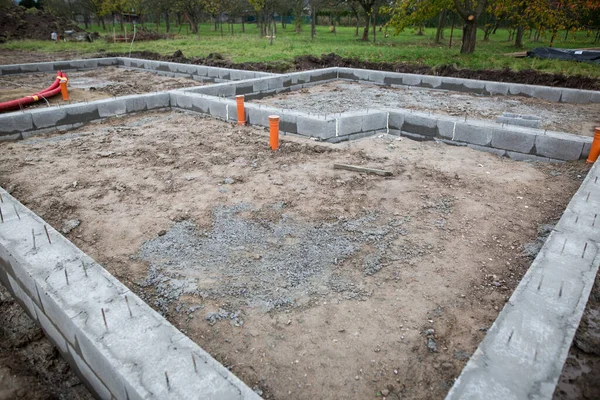 Fundamentos de la casa, bungalow sin terminar, construcción en bruto, la construcción de una nueva casa —  Fotos de Stock