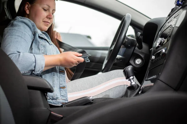 Conductor mujer abrocharse el cinturón de seguridad en el coche, contra accidente de coche, concepto de seguridad, transporte seguro —  Fotos de Stock