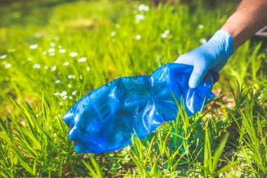 Plastik şişe toplayan adam, orman temizleme gezegeninden çöp toplayan adam, çöplerin toplanmasına yardım eden adam.