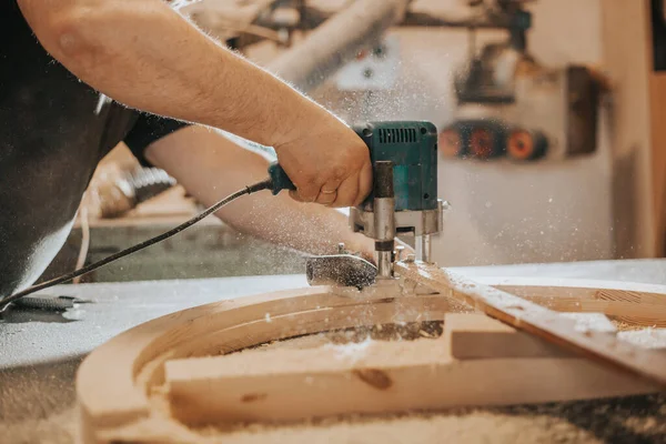 Joinery, woodworking and furniture making, professional carpenter cutting wood in carpentry shop, industrial concept — Stock Photo, Image