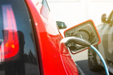 Çevre dostu alternatif enerji kavramı, şarj istasyonunda otomatik elektrikli araba, enerji araçları