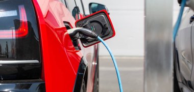 Çevre dostu alternatif enerji kavramı, şarj istasyonunda otomatik elektrikli araba, enerji araçları