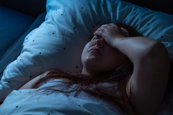 Mladá žena trpící chronickou nespavostí, porucha spánku — Stock fotografie