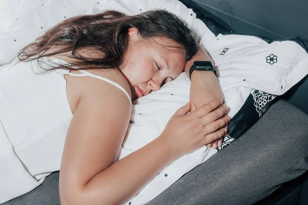 在床上睡觉的女人，如果有关于深度睡眠的灵巧跟踪信息，可以测量心率 — 图库照片