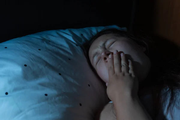 年轻女人打呵欠，患有慢性失眠，睡眠障碍 — 图库照片