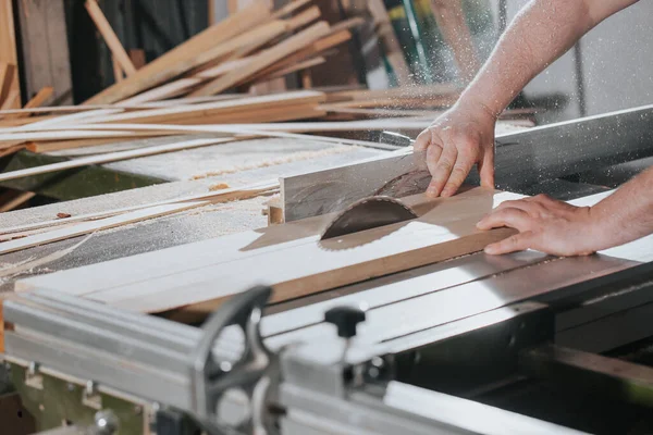 機械と木の仕事のコンセプトプロのジョイナー大工は家具の手工芸品の製造作業を鋸作る — ストック写真
