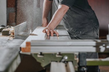 Joinery ve ahşap iş konsepti profesyonel marangoz testereyle mobilya el işi ya da imalatı yapıyor
