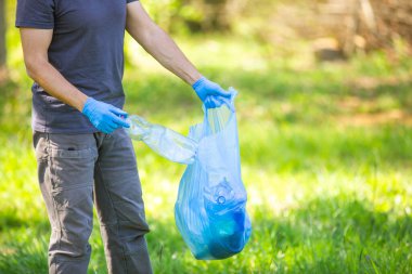 Plastik gezegen, plastik şişe toplayan adam, çöpleri toplayan adam, çöpleri toplamaya yardım eden adam.