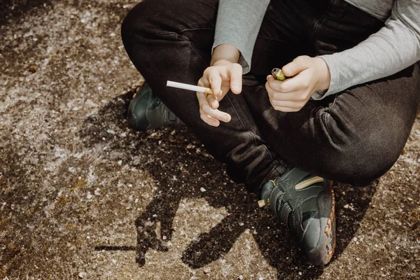 Problema de salud y social o concepto de problema, niño de la escuela fumando cigarrillo afuera, niño descuidado — Foto de Stock
