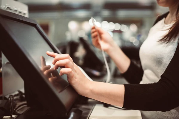 Young woman hand doing process payment on a touchscreen cash register, POS, finance concept — Stock Photo, Image