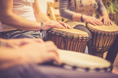 Afrika davullarını kapatın, müzik terapisi için davul çalın, davullarla terapi yapın
