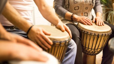 Afrika davullarını kapatın, müzik terapisi için davul çalın, davullarla terapi yapın